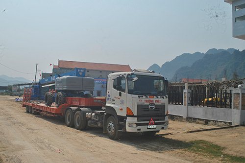 Hàng chục xe với trang thiết bị của đoàn làm phim King Kong có mặt ở Phong Nha